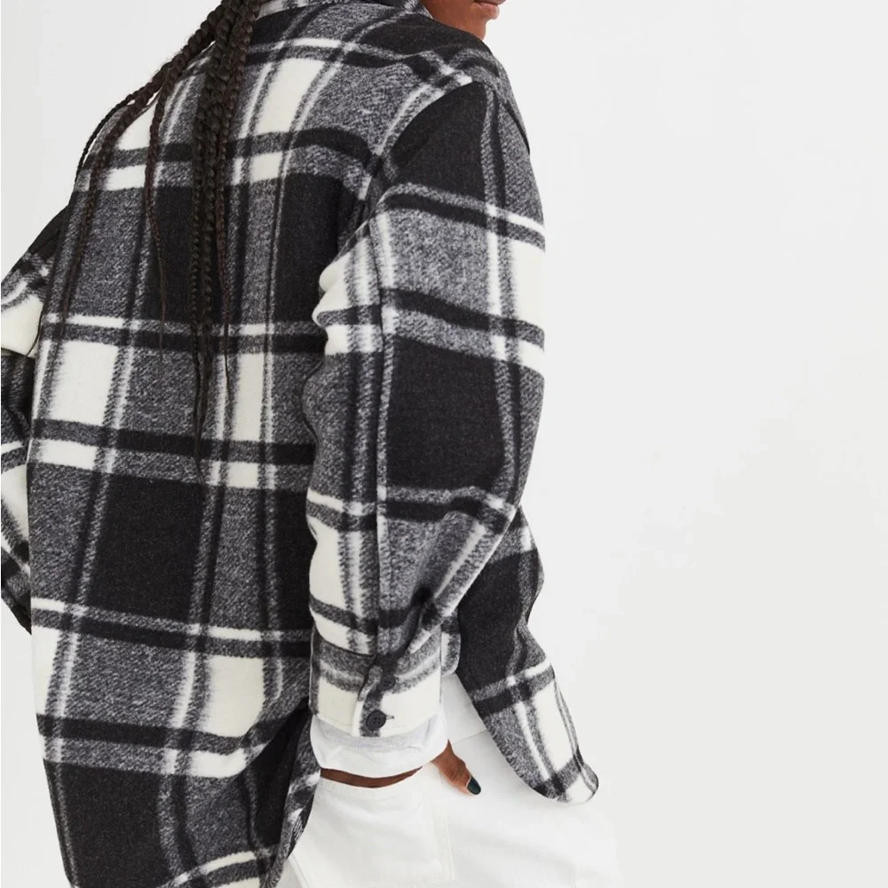 H&M plaid shacket 🖤 - Picture 4 of 5